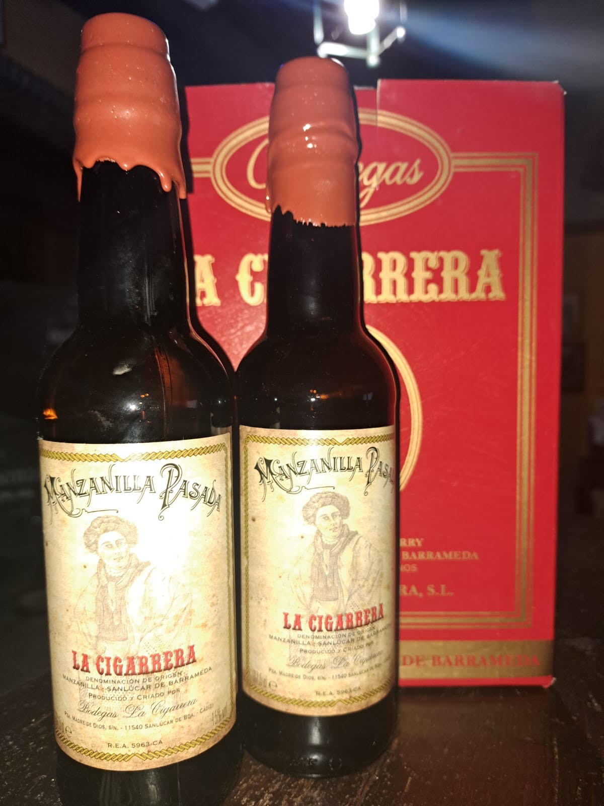 Caja de 6 botellas de 37.50 cl, de manzanilla pasada.